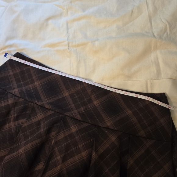 4/$26 H&M Pleated Thigh Length Brown & Black Plaid Skirt - Picture 6 of 7